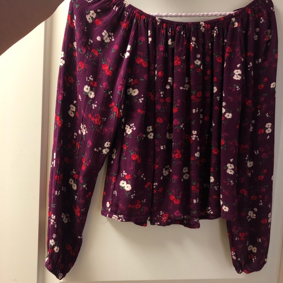 Cute off the shoulder Hollister top🤩 - Picture 5 of 5